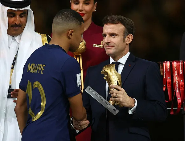 mbappeyi-macron-teselli-etti-sosyal-medyada-gundem-olan-anlar-1671402648368.jpg Mbappe'yi Macron teselli etti! Sosyal medyada gündem olan anlar - 3
