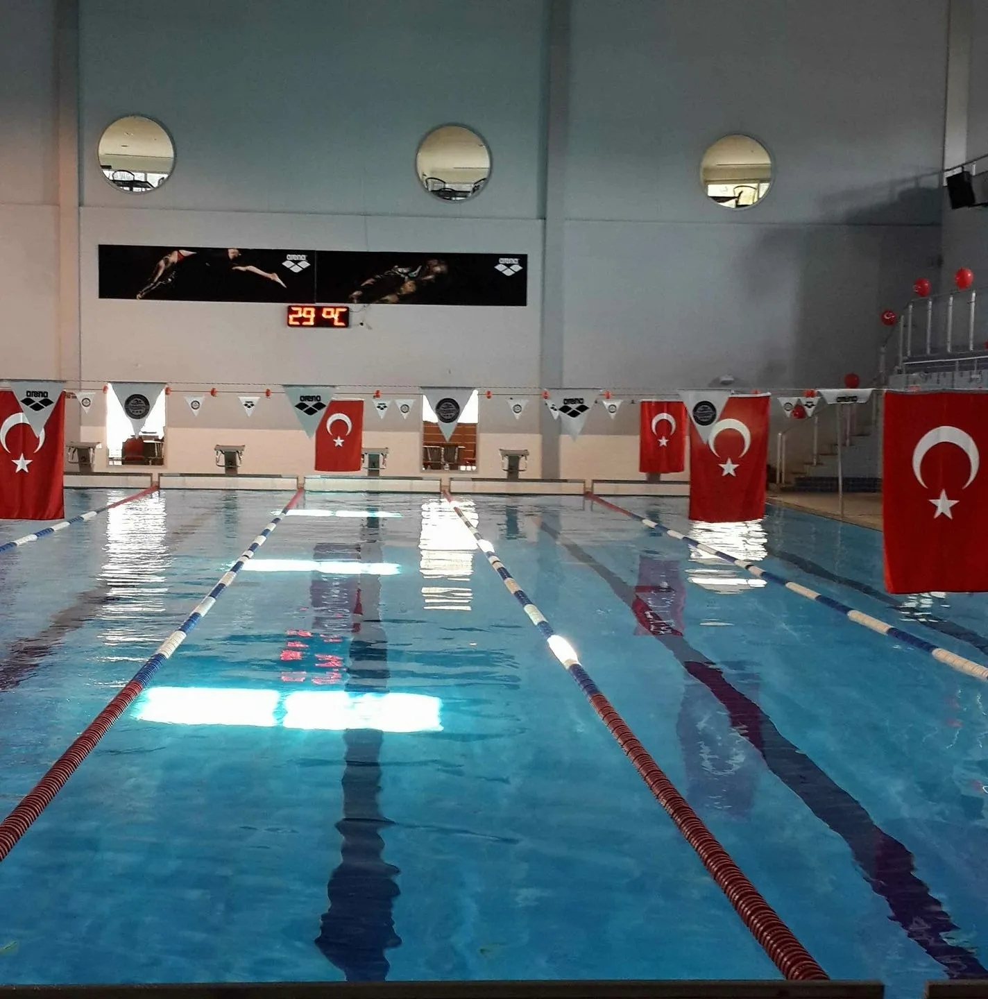Marmaris'te havuz skandalı! CHP'li belediye kapattı gençler boş havuzda kulaç attı