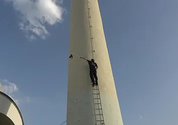 Minarede asılı kalan güvercini itfaiye kurtardı