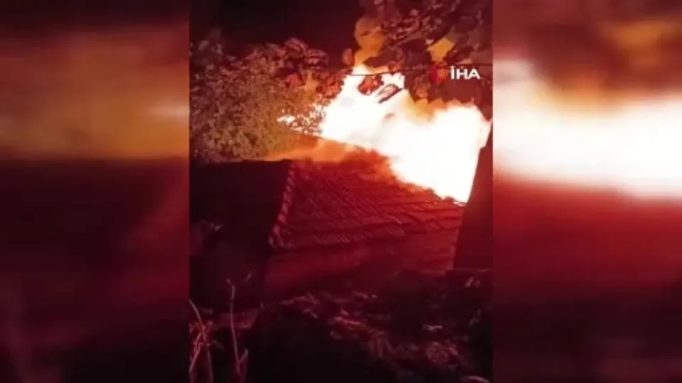 Pendik’te iki katlı ev alev alev yandı