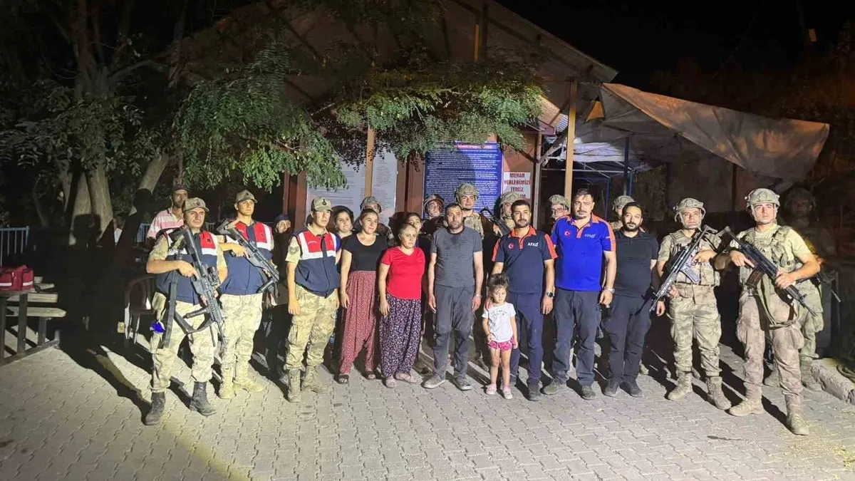 Tunceli'de ayılar nedeniyle mahsur kaldılar! Ekipler harekete geçti: 6 kişilik aile kurtarıldı