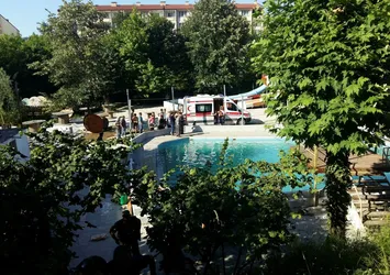 Havuzda yüzenler elektrik akımına kapıldı!
