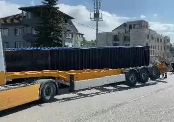 Tırın taşıdığı konteyner yola devrildi