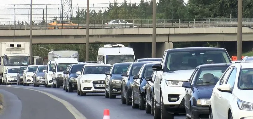 TEM Otoyolunda trafiği kilitleyen tır yangını