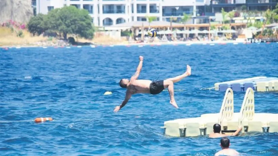 Ümit Karan denizin ortasında şov yaptı! Plajda ilgi odağı oldu