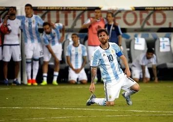 Maradona'dan Messi'ye "dön" çağrısı