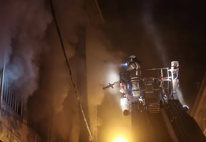 Kağıthane'de mobilya imalathanesinde korkutan yangın - 1