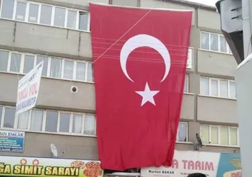 HDP binasına vinçle Türk bayrağı astılar