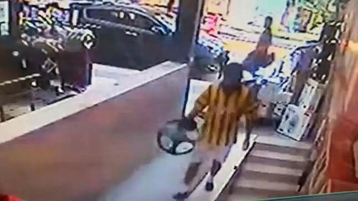 Dükkan önünden vantilatör çaldılar! Görüntüler yayınlanınca pişman olup özür dilediler