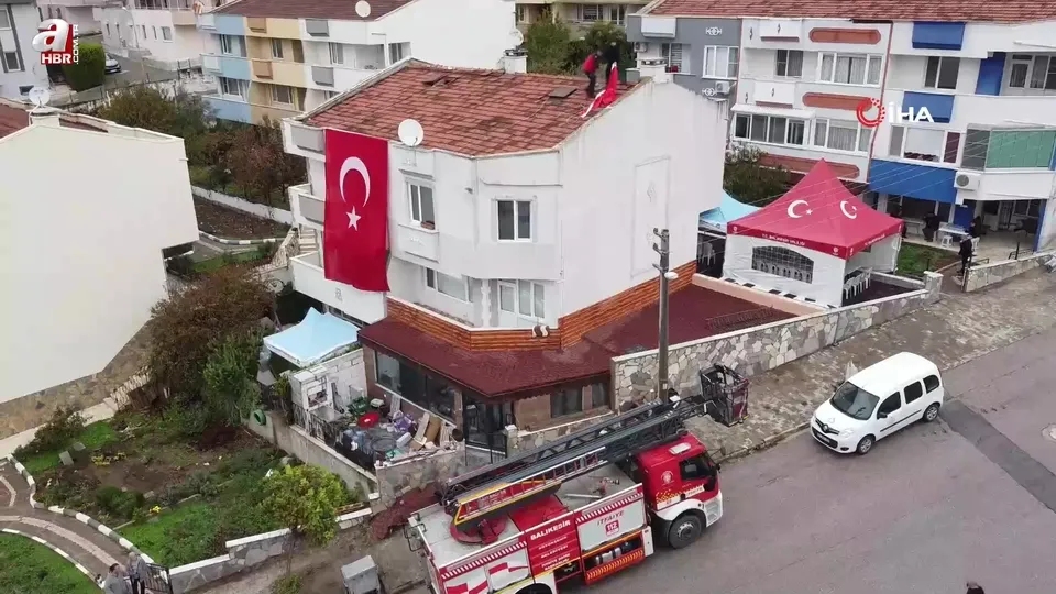 Şehidin evine Türk Bayrağı asıldı