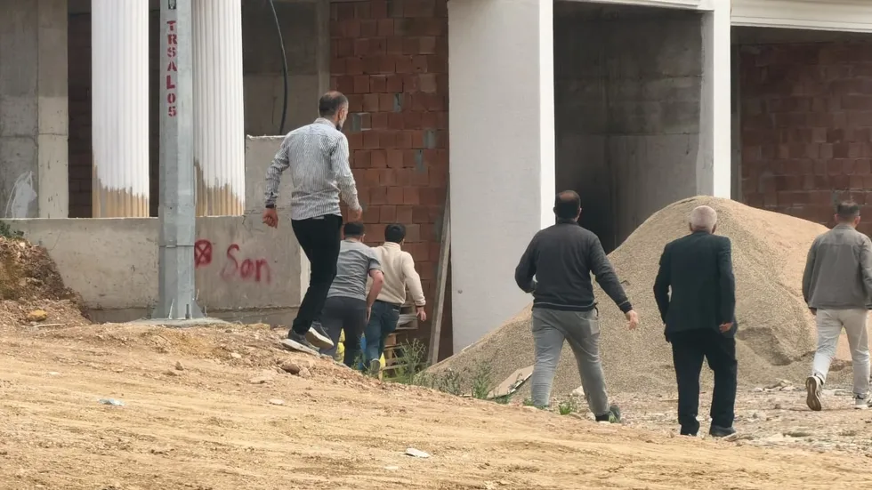 Bursa’da şantiye karıştı! İşçiler birbirine girdi, ambulanstaki yaralıyı hedef aldılar - 3