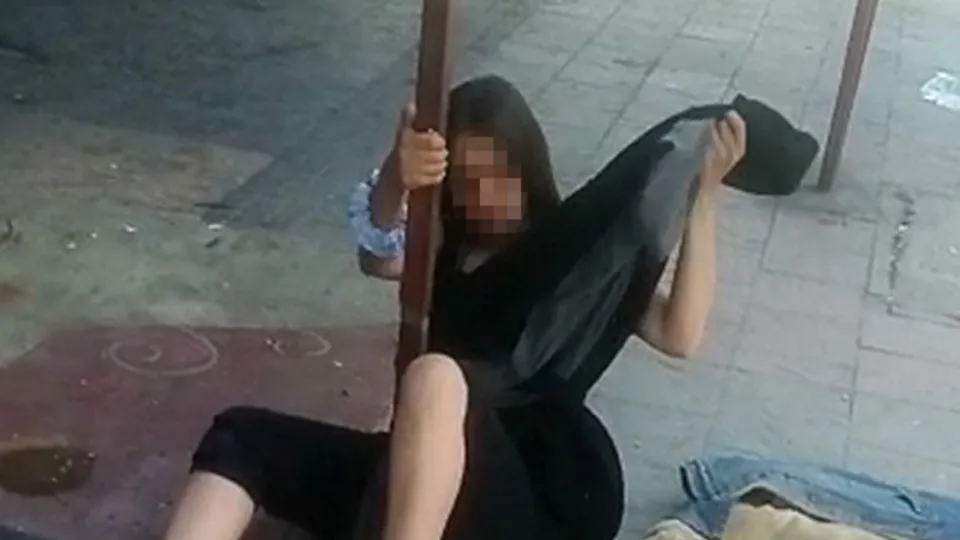 Uyuşturucu etkisindeki genç kız ayakta duramadı! O anlar kamerada