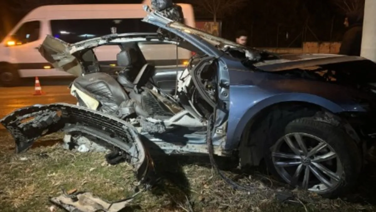 Şaşkına çeviren kaza! Otomobil ikiye bölündü sürücü kurtuldu