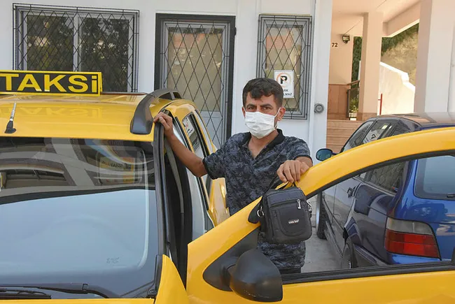 İzmir’de taksici şaştı kaldı! Unutulan çantadan 2.5 kilo altın çıktı - 3