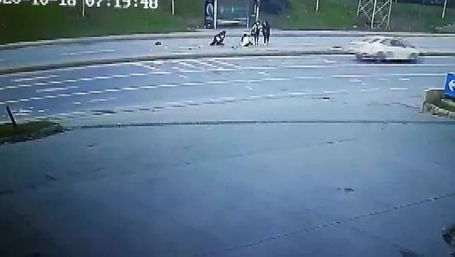 İstanbul'da yolun karşısına geçmek isteyen iki genç kıza otomobil çarptı! - 2