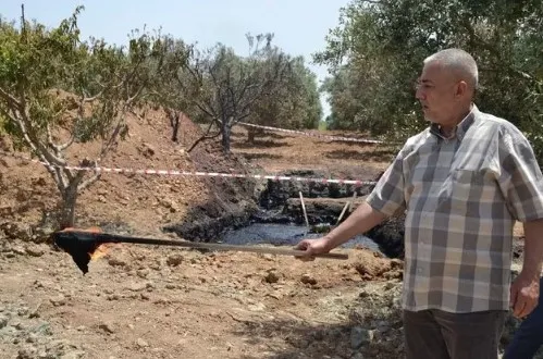 manisada-bulunan-petrole-benzeyen-siviyla-alakali-ilk-bilgiler-geldi-ilceyi-sevindiren-gelisme-tpao-numune-ald-1653930618240.jpg Manisa’da bulunan petrole benzeyen sıvıyla alakalı ilk bilgiler geldi! İlçeyi sevindiren gelişme: TPAO numune aldı - 5