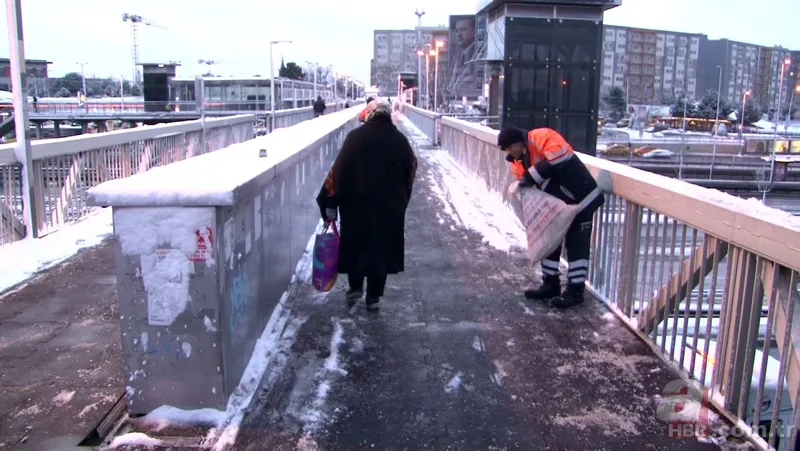 İstanbul beyaz örtüyle kaplandı! Ulaşımda aksama | Vali Yerlikaya uyardı: Zorunlu olmadıkça trafiğe çıkmayın 21