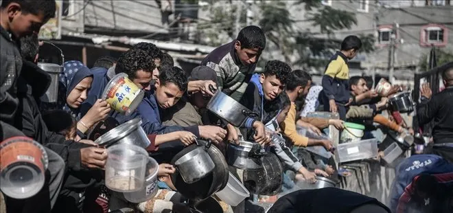 Gazze’de insanlık dramı felakete sürüklendi! Açlıkla savaş! Bir parça un için hücum