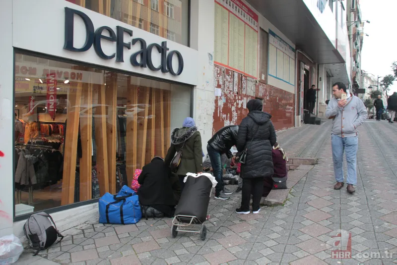 Kalleş saldırı sonrası Türkiye kapıları açtı! Edirne'de göçmenler Yunanistan sınırına yürüyor 23