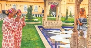 Arzu Sabancı lüks tatilde çoraplarıyla kaldı