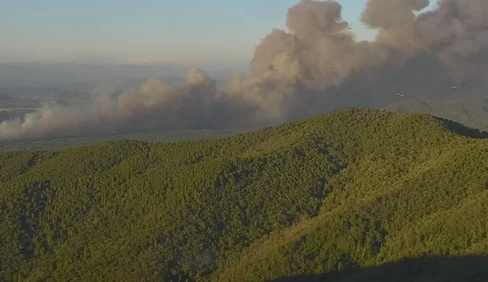 Fransa’nın güneyindeki Var bölgesinde orman yangını ! Yüzlerce hektarlık alan küle döndü