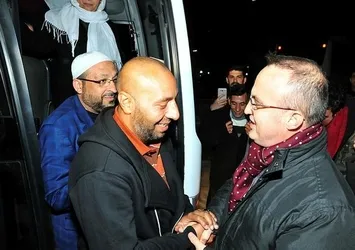 Umre'den dönen Roman vatandaşlar dualarla karşılandı