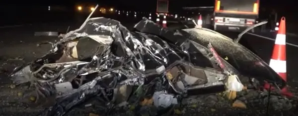 istanbul-yolunda-feci-kaza-otomobille-tira-arkadan-carptilar-3-kisi-olay-yerinde-hayatini-kaybetti-1669062263917.jpg İstanbul yolunda feci kaza! Otomobille TIR'a arkadan çarptılar! 3 kişi olay yerinde hayatını kaybetti - 2