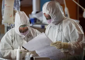 Coronavirüse yakalanan ünlü müzisyenden eşine not: Ömür boyu duacınız olurum