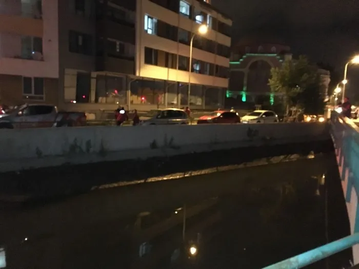 Topunu almak isterken kanala düşen çocuğun cansız bedeni bulundu - 1