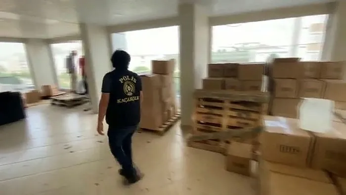 Büyükçekmece'de kargo firmasının deposuna sahte alkol baskını - 4