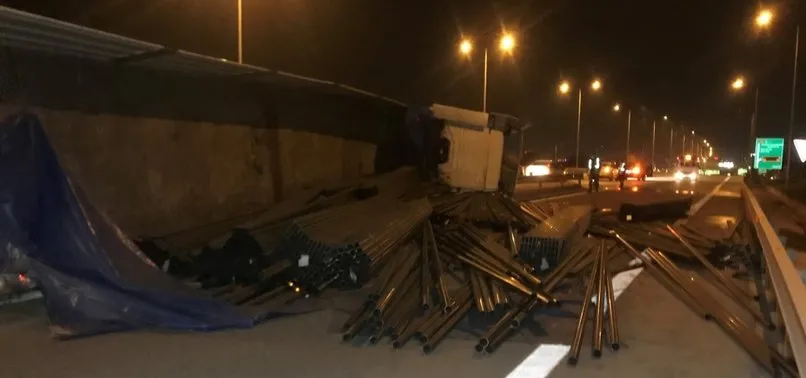 Kuzey Marmara Otoyolu’nda TIR devrildi! Kasadaki büyük tehlike...