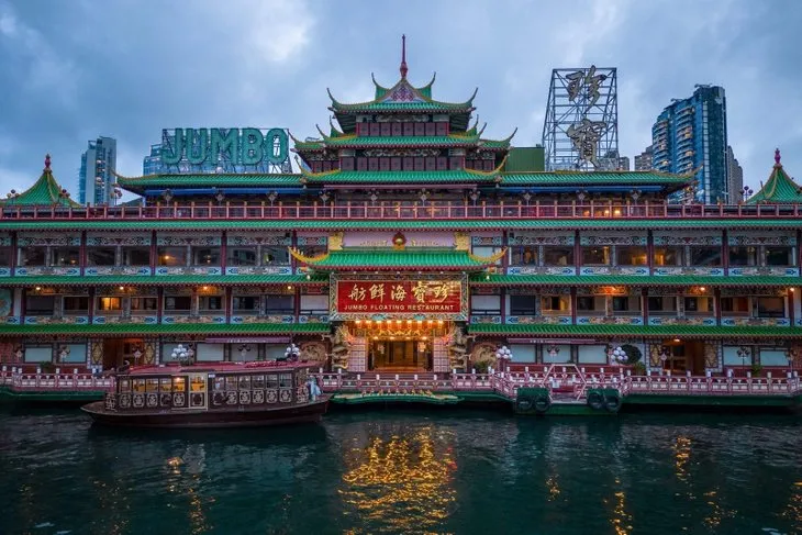 Yüzen restoran Güney Çin Denizi’nde battı! Hong Kong’un simgesinden kötü haber