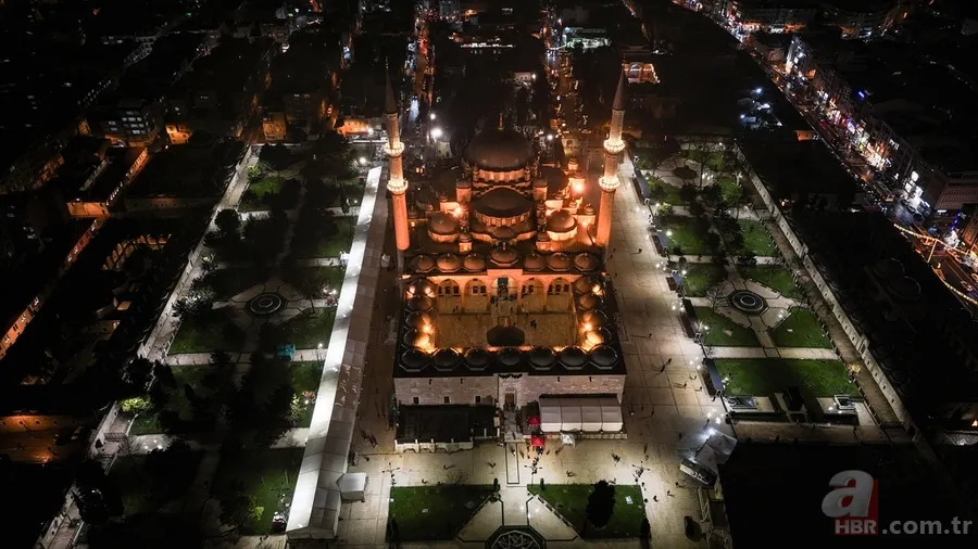 On bir ayın sultanı Ramazan başladı: İlk teravih namazında camiler dolup taştı! 1