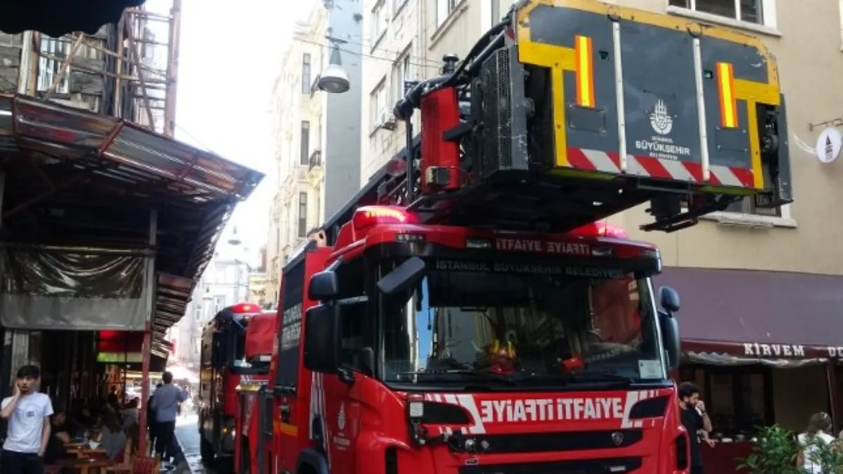 Beyoğlu’nda yangın paniği! 7 katlı iş yerinde kablolar alev aldı