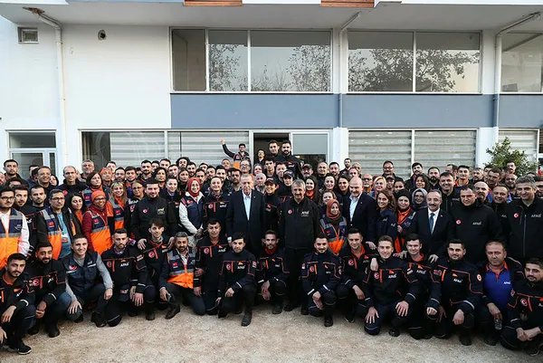 Başkan Erdoğan Antalya’daki sel afetinde görev yapan AFAD personeliyle bir araya geldi
