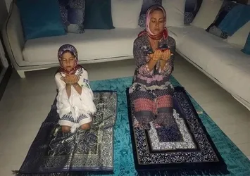 Yeliz Yeşilmen kızıyla birlikte namaz fotoğrafı paylaştı