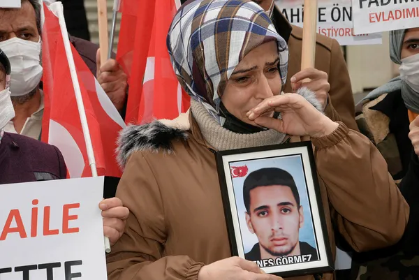 1670751916298.jpg Evlat Nöbeti'ndeki acılı anneden yürek yakan feryat! PKK'dan kaç gel orası gerçek ve iyi bir yol değil - 1