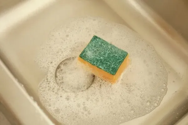 Temizliyor sanıyoruz ama zehir saçıyor! Her evde bulunan o malzeme...