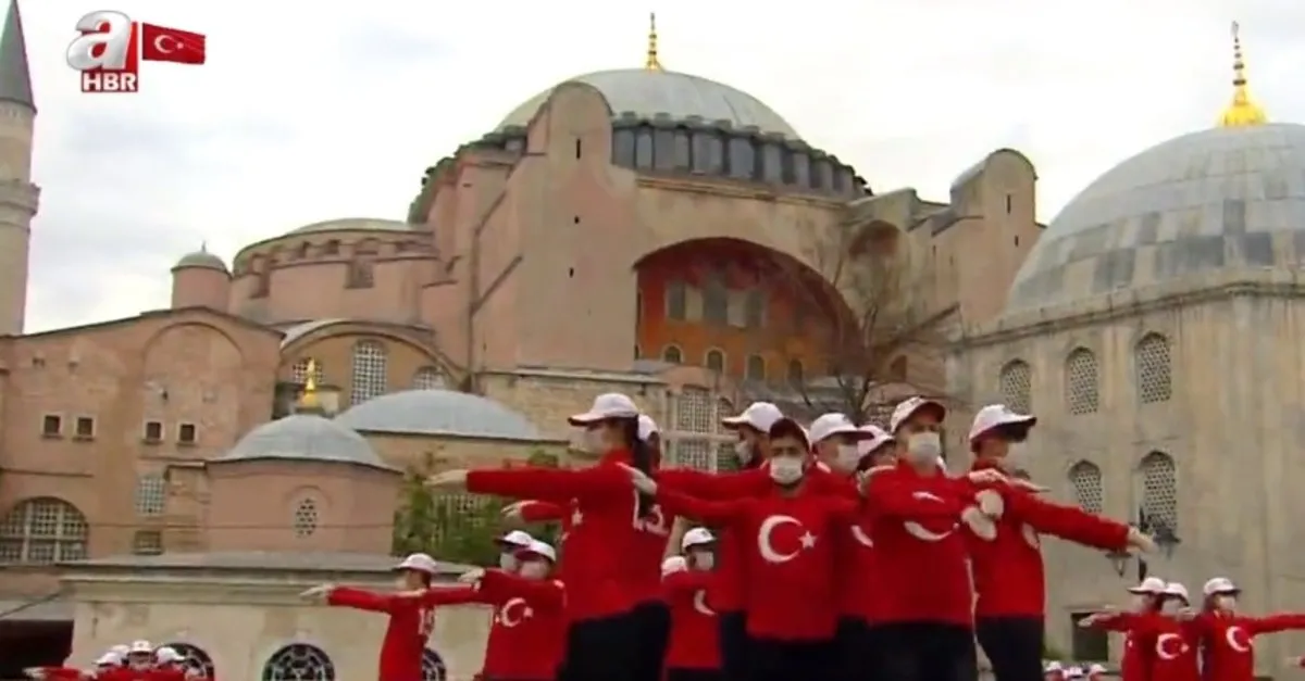 Ayasofya Camii önünde 15 Temmuz koreografisi