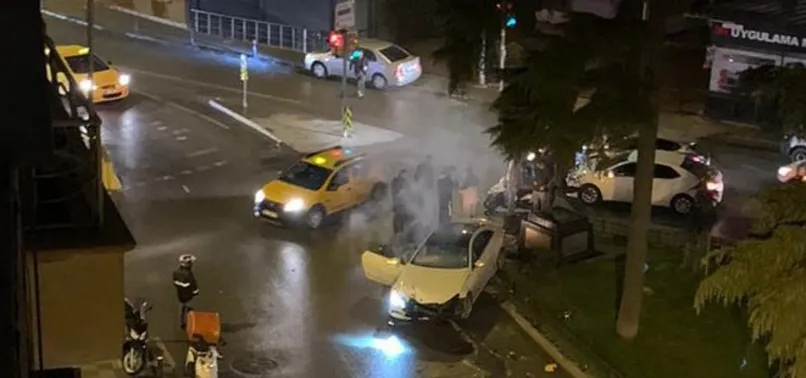 Kadıköy'deki Alex de Souza heykeline otomobil çarptı