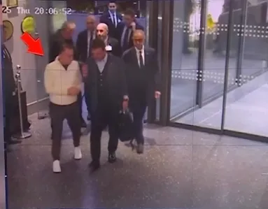 a-haber-ozel-bilgilere-ulasti-imamoglunun-yanindaki-beyaz-montlu-sir-adam-kasasi-cikti-1747985904186.jpg Ekran görüntüsü / A Haber