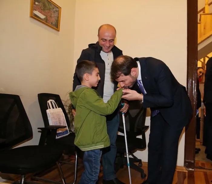 Bakan Berat Albayrak kalp hastası küçük Berat'ın yardımına koştu - 1