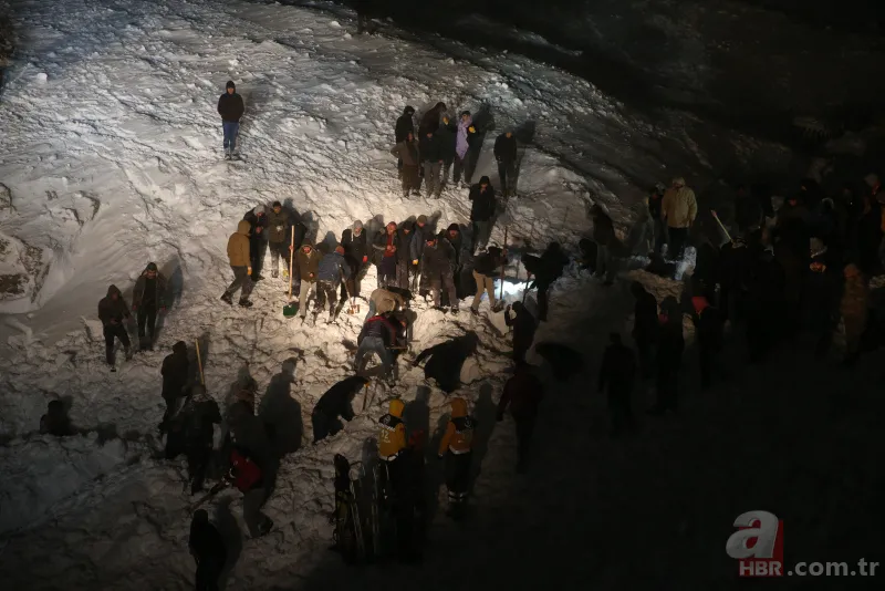 Son dakika: Van'da minibüsün üzerine çığ düştü! Olay yerinden ilk görüntüler... 11