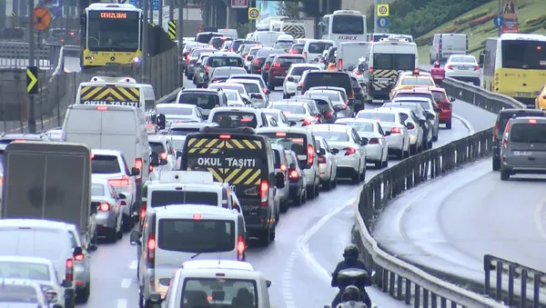 1632929421677.jpg İstanbul'da yağmurun etkisiyle trafik giderek artıyor! İstanbul trafiğinde yoğunluk yüzde kaç? A Haber ekranlarında İstanbul trafiğinde son durum - 1