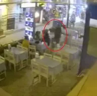 Genç kıza restoranda uçan tekme