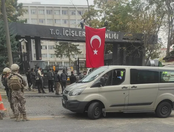 Ankara'daki bombalı saldırı girişiminde hedef Meclis miydi? Teröristler paramotorla mı geldi? A Haber'de flaş açıklamalar - 1