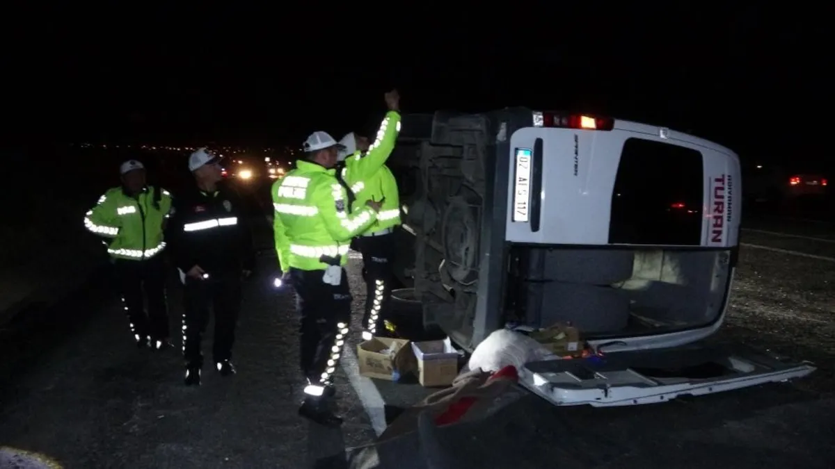 Hafif ticari araçla çarpışan tur midibüsü devrildi: 14 yaralı