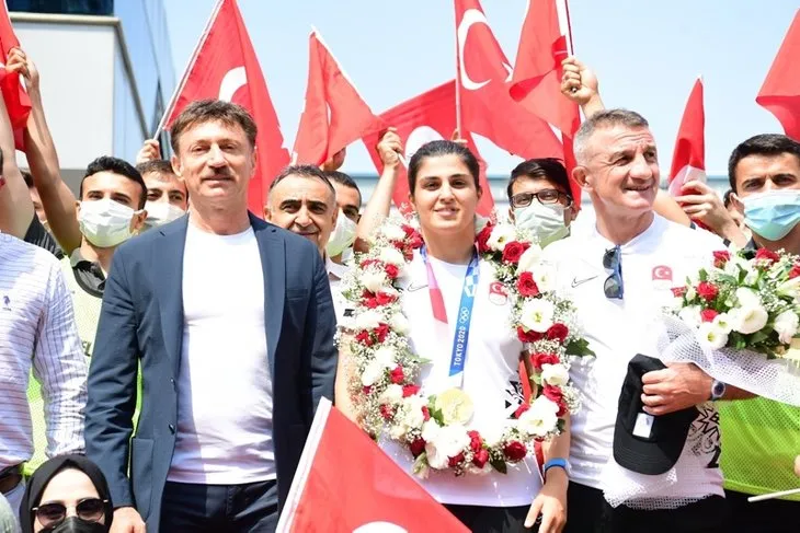 Olimpiyat şampiyonu Busenaz Sürmeneli’den bir yumruk da Kerem Bürsin’e: “Kim ne derse desin yine asarım”