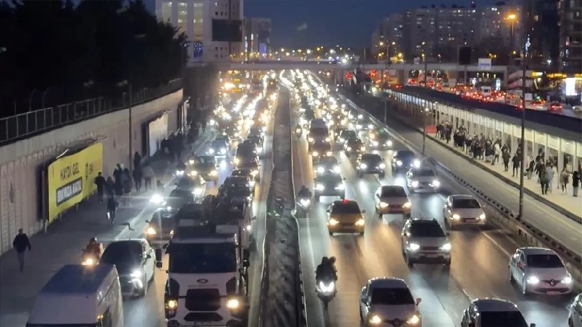 İstanbul'da trafik kilit! Yoğunluk yüzde 85'e ulaştı
