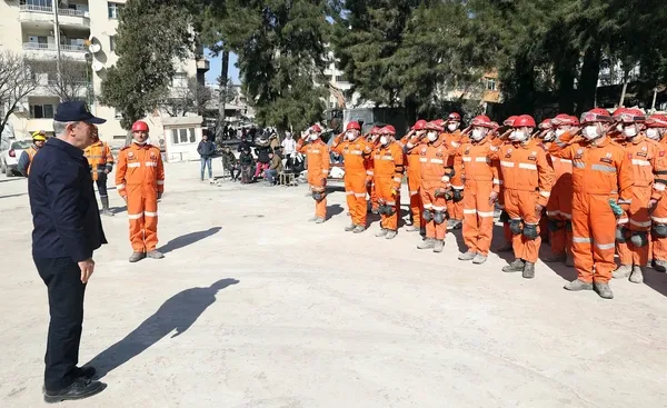 Milli Savunma Bakanı Hulusi Akar enkazdan 326 kişiyi kurtaran Mehmetçik ile bir araya geldi